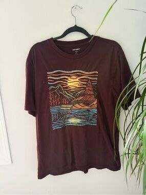 Old Navy Maroon Scenic Graphic Tee